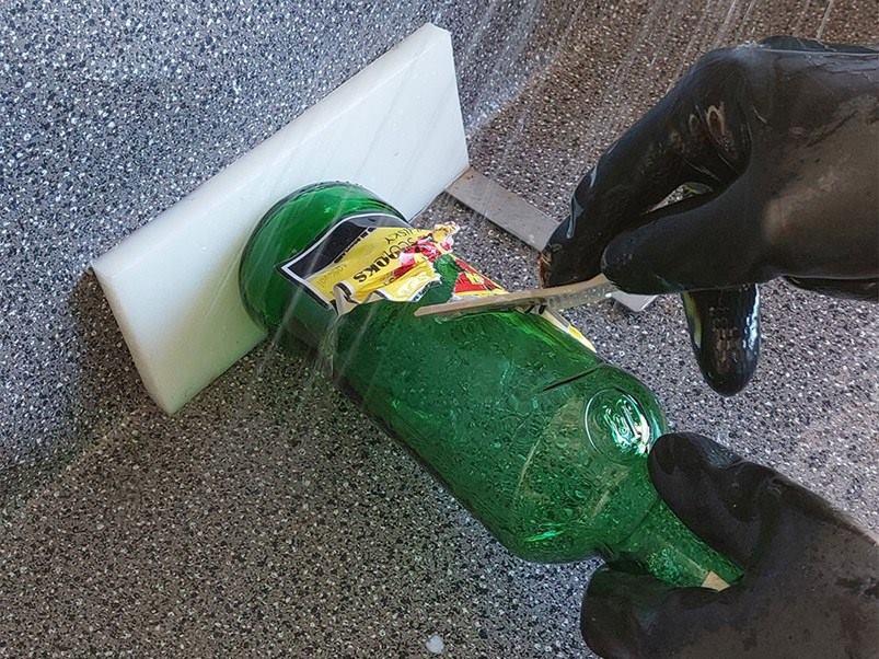 quitando-etiqueta-botella