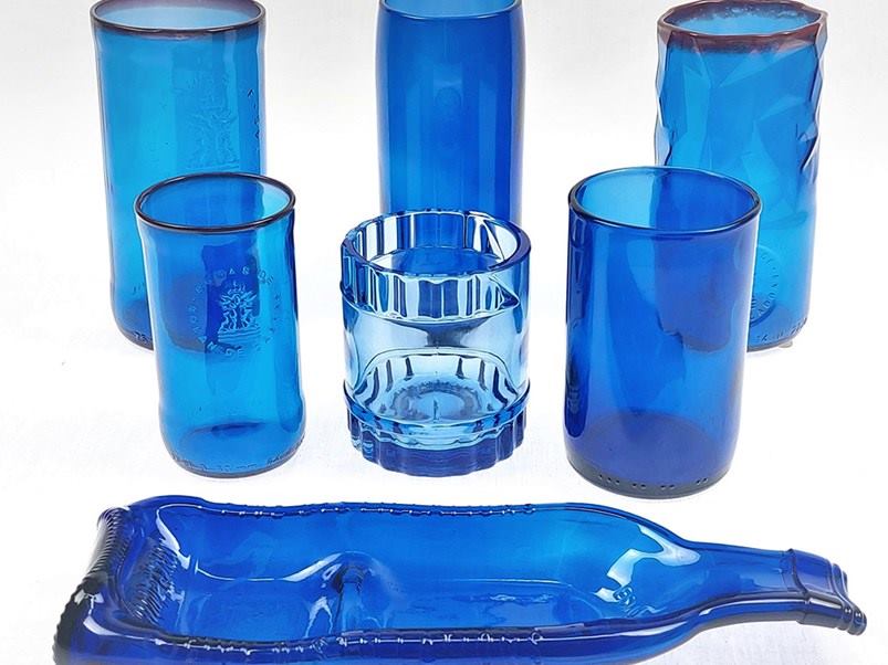 vasos-azules-hechos-con-botellas-vidrio