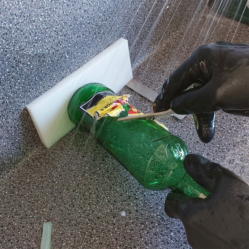 quitando-etiqueta-botella