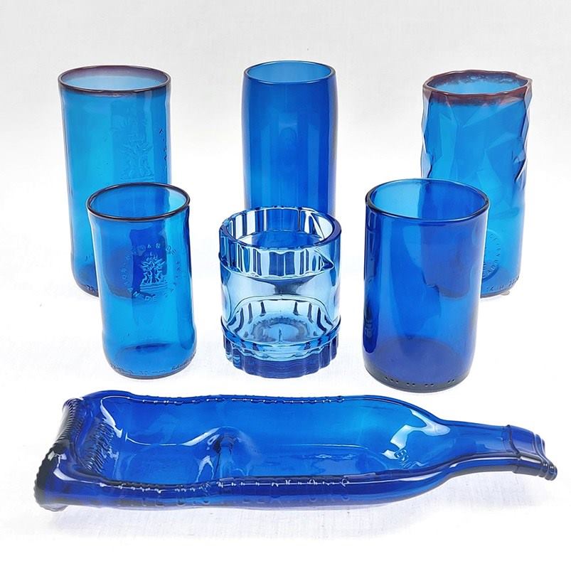 vasos-azules-hechos-con-botellas-vidrio